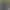 Ein Mann im beigen Anzug und eine Frau in Sommerkleidung gehen unter einem Außenzelt.